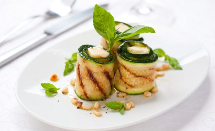 You can dine on gout with fragrant zucchini rolls with cottage cheese